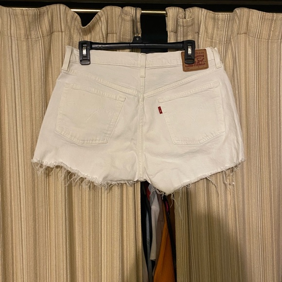 Women’s Levi’s shorts - Picture 2 of 2